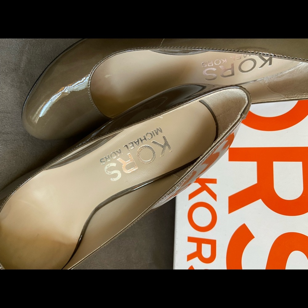 Michael Kors patent leather pump. Size 7 - Picture 5 of 10